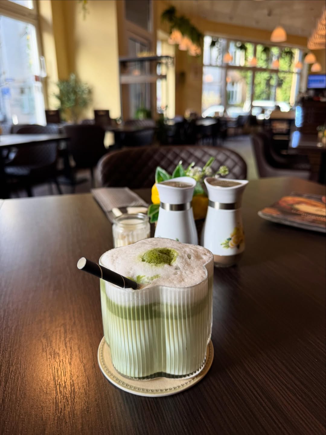 Iced Matcha Latte im geriffelten Glas bei Limon