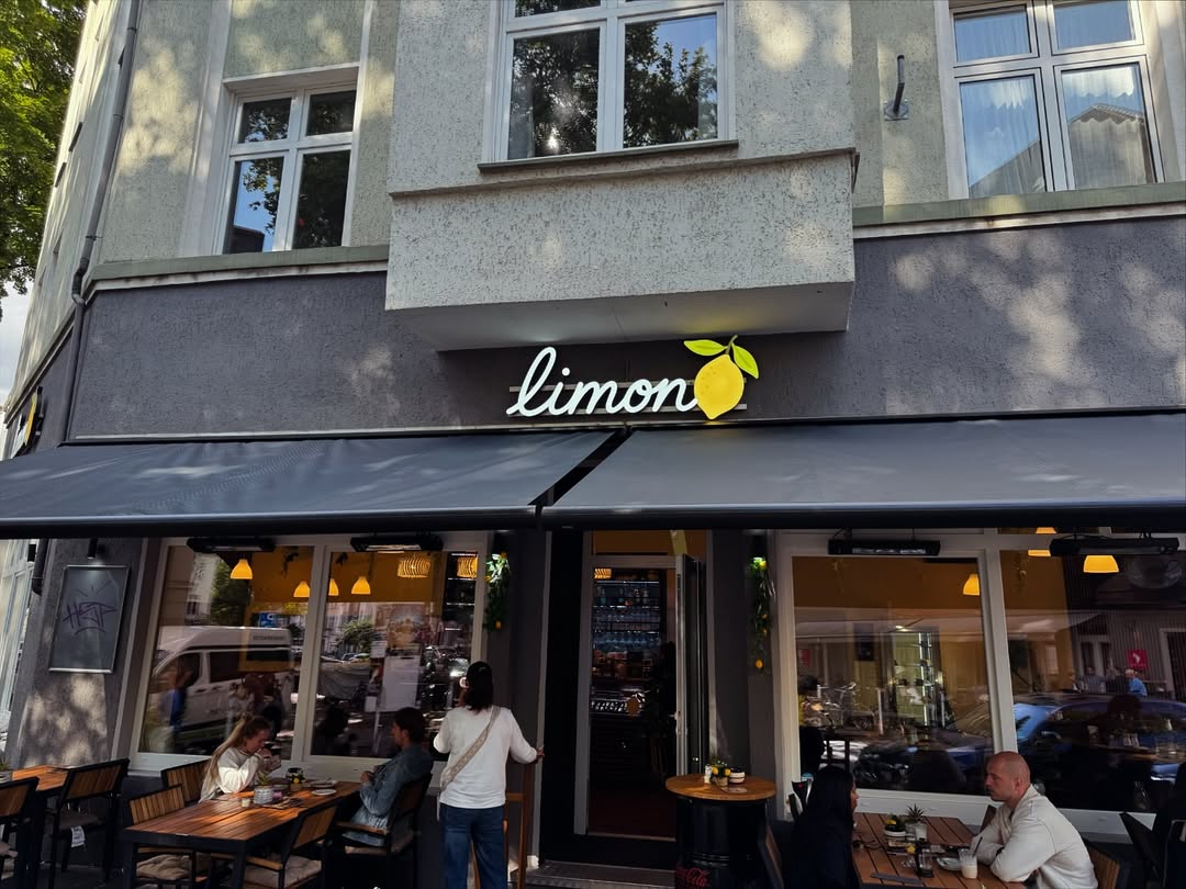 Limon Café im Kreuzviertel — Außenansicht mit Schriftzug und Markise
